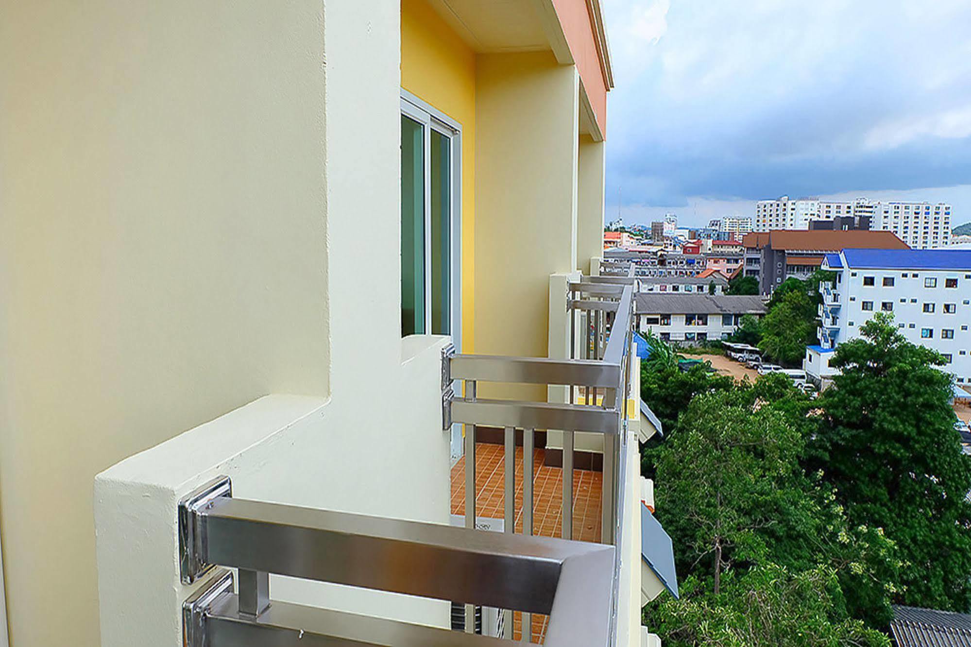 D Hotel Pattaya Exteriör bild